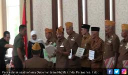 Senangnya, Para Veteran TNI Dapat Kado dari Bu Khofifah - JPNN.com