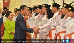 Dikukuhkan Jokowi, Paskibraka Wanita Batal Bercelana Panjang - JPNN.com