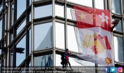 Uji Nyali, Pria Ini Panjat Gedung Pasang Spanduk Perdamaian Tiongkok dan Hong Kong - JPNN.com