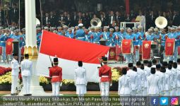 Presiden Jokowi Jadi Rebutan Pemburu Selfie di Depan Istana - JPNN.com