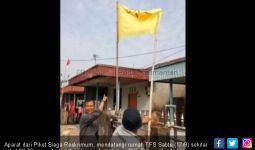HUT ke-74 RI, Sihidin Kibarkan Bendera PKI, Para Pemuda Geram, Tegang - JPNN.com