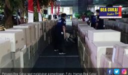 Sinergi Bea Cukai dan Kepolisian Gagalkan Penyelundupan 8 Truk Barang Ilegal - JPNN.com