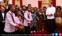 Talenta Muda Asal Papua Dekati Jokowi, Nyanyikan Indonesia Pusaka - JPNN.com