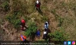 Seorang Pria Sekarat Setelah Terjun Bebas dari Flyover Jalan Soekarno Hatta - JPNN.com