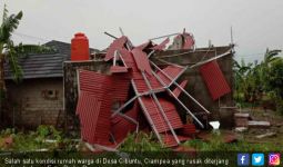 Puluhan Rumah di Bogor Rusak Akibat Tersapu Angin Puting Beliung - JPNN.com