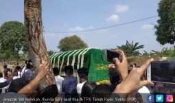 Jenazah Ibunda SBY Dikebumikan di Dekat Makam Ibunda Hatta Rajasa - JPNN.com