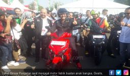 Menko Luhut Dorong Penggunaan Sepeda Motor Listrik - JPNN.com