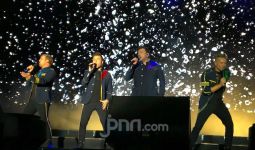 Kebahagiaan Westlife Pungkasi Tur Dunia di Kuil Sam Poo Kong - JPNN.com