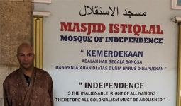 Sebelum Manggung, Tom Morello Pose di Masjid Istiqlal - JPNN.com