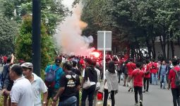 Kembang Api dan Suar Menyala Jelang Duel Indonesia vs Malaysia - JPNN.com