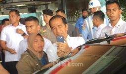 Tiba di Kalbar untuk Kunker, Presiden Jokowi Langsung Ladeni Ajakan Selfie - JPNN.com