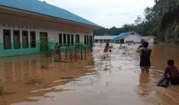 Di Kabupaten Mandailing Natal Sudah Turun Hujan, Puluhan Rumah-Fasilitas Umum Terendam Air - JPNN.com