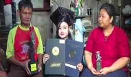 Pengamen Cantik Itu jadi Lulusan Terbaik di Unair Surabaya - JPNN.com