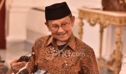BJ Habibie Meninggal Dunia, Menteri Nasir Tak Kuasa Bendung Air Mata - JPNN.com