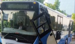 Bus TransJakarta Hancur Usai Tabrak Separator - JPNN.com