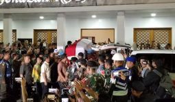 Lihat, Sejumlah Anggota Paspampres Angkat Peti Jenazah BJ Habibie - JPNN.com