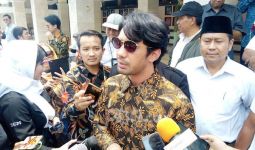 Reza Rahadian Antarkan BJ Habibie ke Peristirahatan Terakhir - JPNN.com