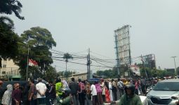 Jalan Raya Dipadati Warga yang Menanti Jenazah BJ Habibie - JPNN.com