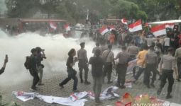 Demo Rusuh di Depan KPK: Karangan Bunga Dibakar, Diwarnai Baku Hantam - JPNN.com