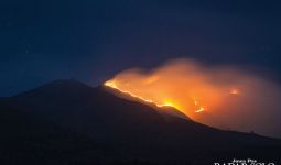 Kebakaran di Gunung Merbabu Mengganas, Waspada - JPNN.com