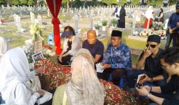 Adrie Subono Boyong Keluarga Berziarah ke Makam BJ Habibie - JPNN.com