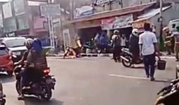 Tidak Terima Ditilang, Pemuda di Cianjur Bakar Motor di Depan Polisi - JPNN.com