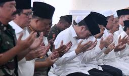 Hari Kedua Kunker di Riau, Presiden Jokowi Bersalat Minta Hujan - JPNN.com