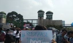 Sejumlah Elemen Masyarakat Kecam Tindakan Polisi yang Diduga Memasang Baliho Prabowo-Gibran - JPNN.com