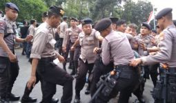 Massa Tolak Firli Bahuri Ketua KPK Terlibat Bentrok dengan Polisi - JPNN.com