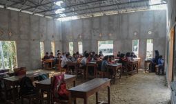 Ratusan Siswa MTs Belajar di Masjid karena Ruang Kelas Roboh - JPNN.com