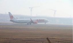 Kabut Asap Kian Pekat, Penerbangan di Bandara SMB II Palembang Terganggu - JPNN.com