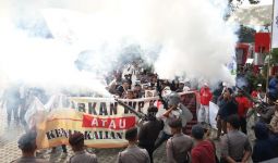 Desak Agus Rahardjo Cs Angkat Kaki, Massa Aksi Fogging di Depan Gedung KPK - JPNN.com