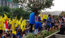 Demo Mahasiswa PMII Lempari Gedung KPK dengan Telur, Anggota Brimob jadi Sasaran - JPNN.com