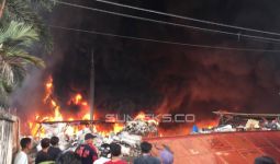 Kobaran Api Merambat ke Permukiman, Banyak Warga Teriak Histeris dan Menangis - JPNN.com