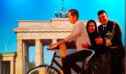 Eh Ada Sepeda Jokowi di Brandenburger Tor Berlin - JPNN.com