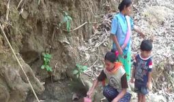 Kekeringan, Warga Terpaksa Jalan ke Tengah Hutan untuk Dapatkan Air Keruh - JPNN.com