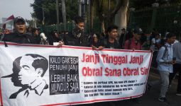 Demo di Depan DPR, Mahasiswa Bentangkan Spanduk RKUHP Ngawur #SaveKPK - JPNN.com