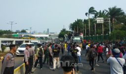 Demo di Depan DPR, Sebagian Jalan Gatot Subroto Ditutup - JPNN.com