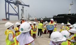 Anak-Anak SD Batubara Belajar Dunia Maritim di Pelabuhan Kuala Tanjung - JPNN.com