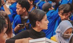 Awkarin Bagikan 3.000 Nasi Kotak untuk Mahasiswa Demo di Gedung DPR - JPNN.com