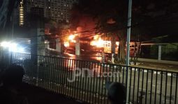 Bus dan Jeep Milik TNI Dibakar Massa di Area Parkir Lapangan Tembak Senayan - JPNN.com