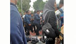 Demo Mahasiswa: Ada yang Mulai Terkapar, Pingsan di Tengah Jalan - JPNN.com
