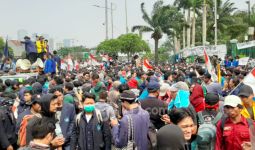 Demo Mahasiswa di Depan Gedung DPR Mulai Tegang - JPNN.com