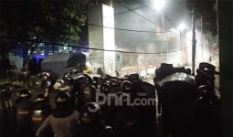 Massa Jebol Pintu Buat Pejalan Kaki di Gedung DPR, Tidak Berniat Masuk Malah Nyanyi - JPNN.com