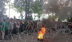 Aksi Demo Mahasiswa di DPRD Sumut Memanas, Pagar Kawat Dirusak - JPNN.com