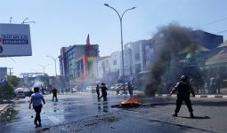 Demo Mahasiswa Hari Ini: Bentrok Pecah di Makassar, Batu Melayang di Bandung - JPNN.com