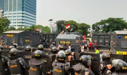 Bang Neta Sesalkan Oknum Polisi Bersepatu Masuk Masjid Buru Pedemo - JPNN.com