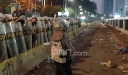 Polisi Pukul Mundur Massa dari Depan Gedung DPR - JPNN.com