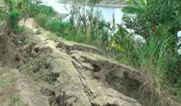 Tanggul dan Tebing Sungai Bengawan Solo Mendadak Longsor - JPNN.com