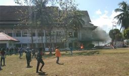 Demo di Kantor DPRD Sultra Rusuh, Kaca Pecah, Pagar Roboh, Mahasiswa Tewas - JPNN.com